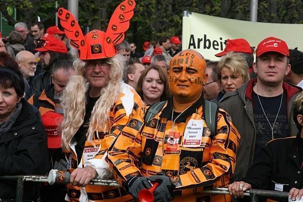 Phantasievoller Protest der Conti-Kollegen aus Frankreich Foto: UnitedPictures